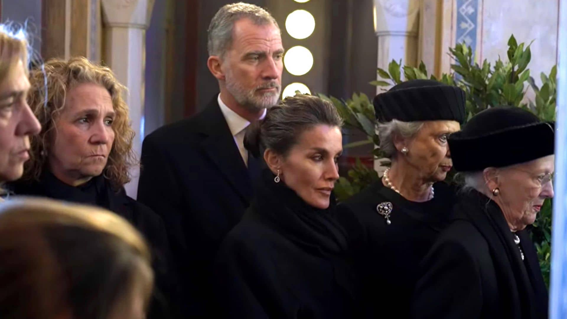 La Casa Real griega comparte un vídeo inédito del entierro de Constantino: así arroparon a la familia los reyes Felipe y Letizia