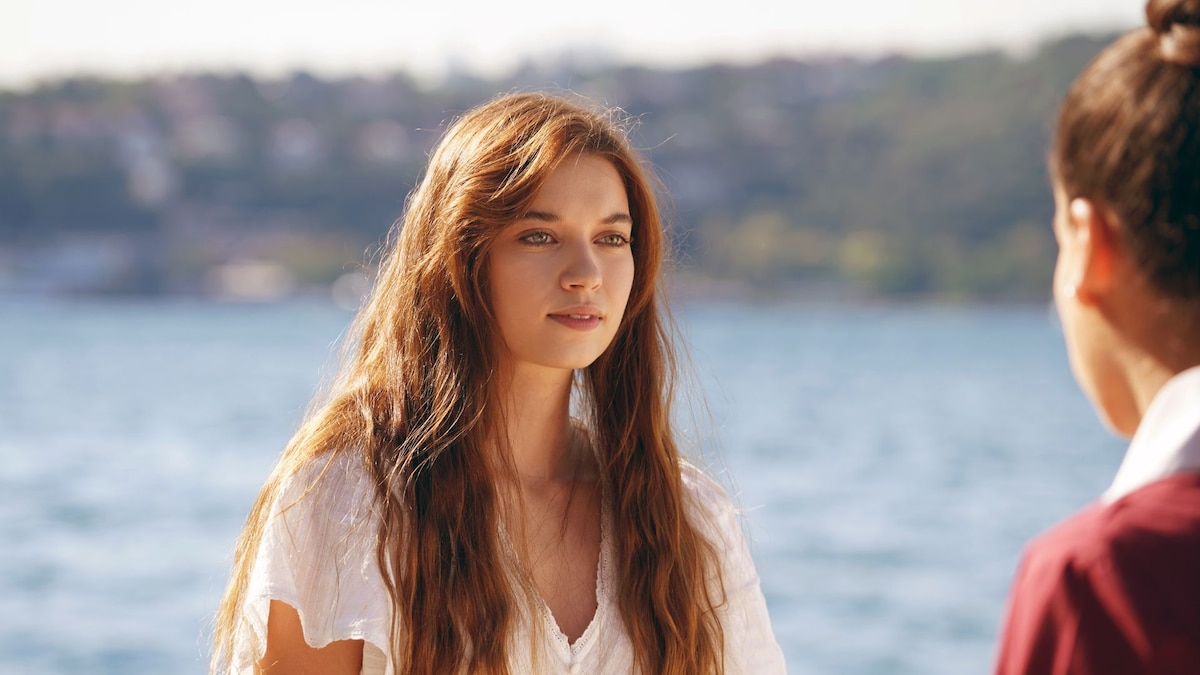 Una nueva vida': todo sobre su protagonista Afra Saraçoğlu, de una  complicada infancia a estrella mundial