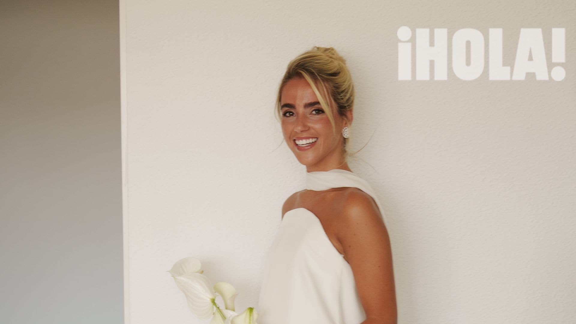 El look de novia de Paty Sánchez-Flores: un vestido de escote media luna y fular al cuello