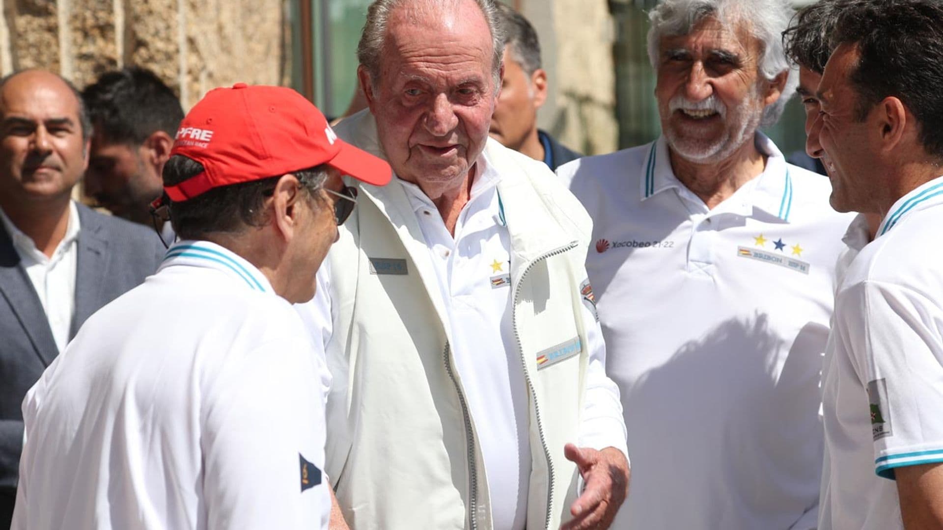 Don Juan Carlos, recibido con una calurosa bienvenida entre vítores en el club náutico de Sanxenxo