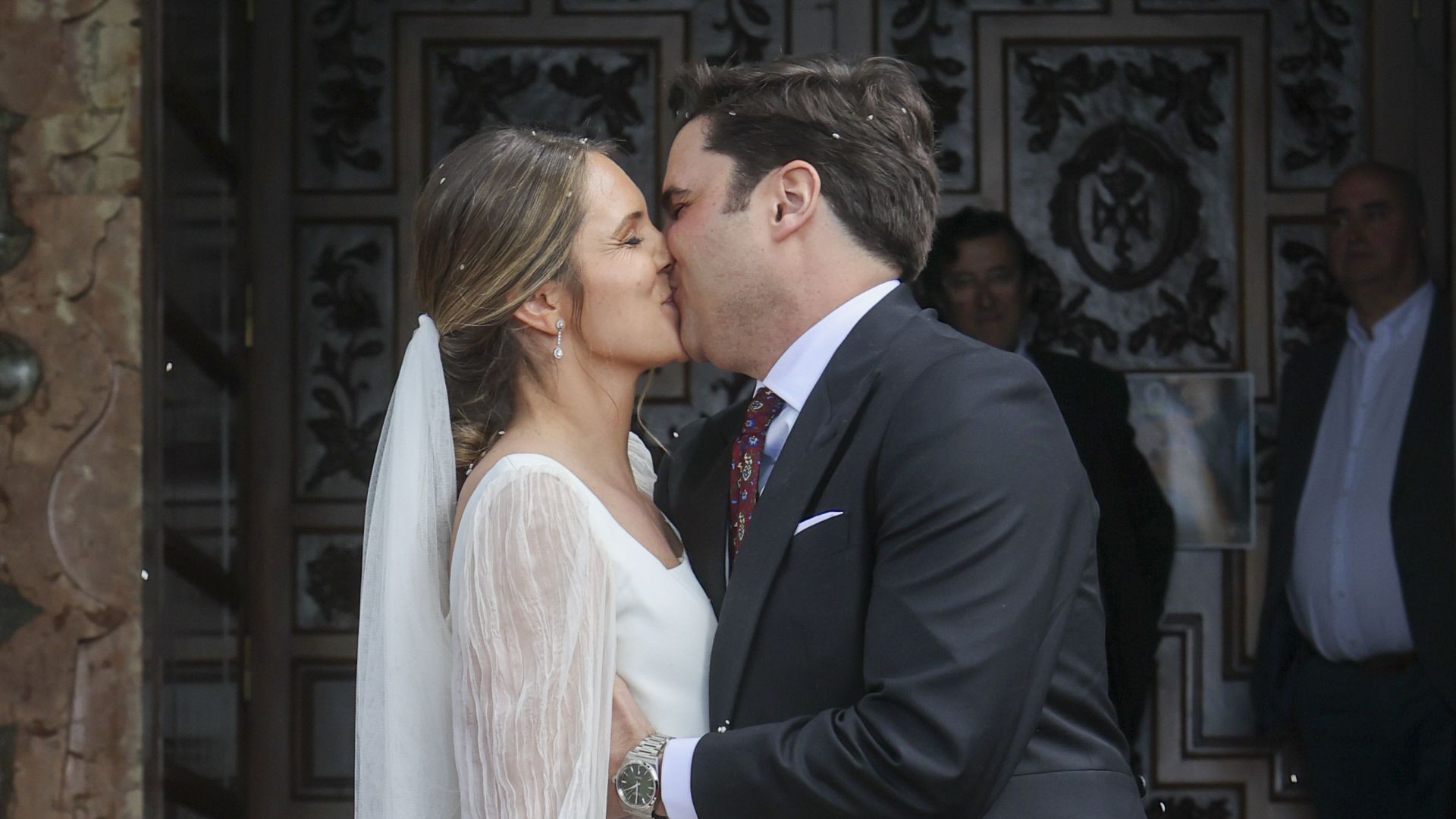El beso de los novios a la salida de la iglesia
