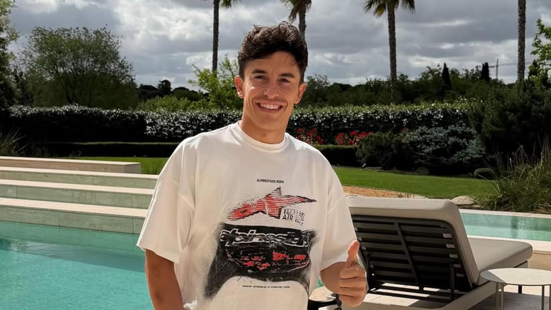 Así se recupera Marc Márquez tras su doble operación: en casa, con muletas y junto a su gran amor, Gemma Pinto