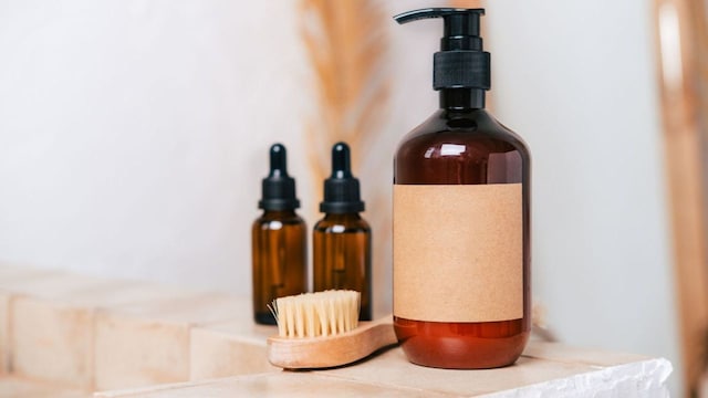 Jabones netruos, packaging de varios productos de baño en primer plano con tonos marrones y sin etiquetas