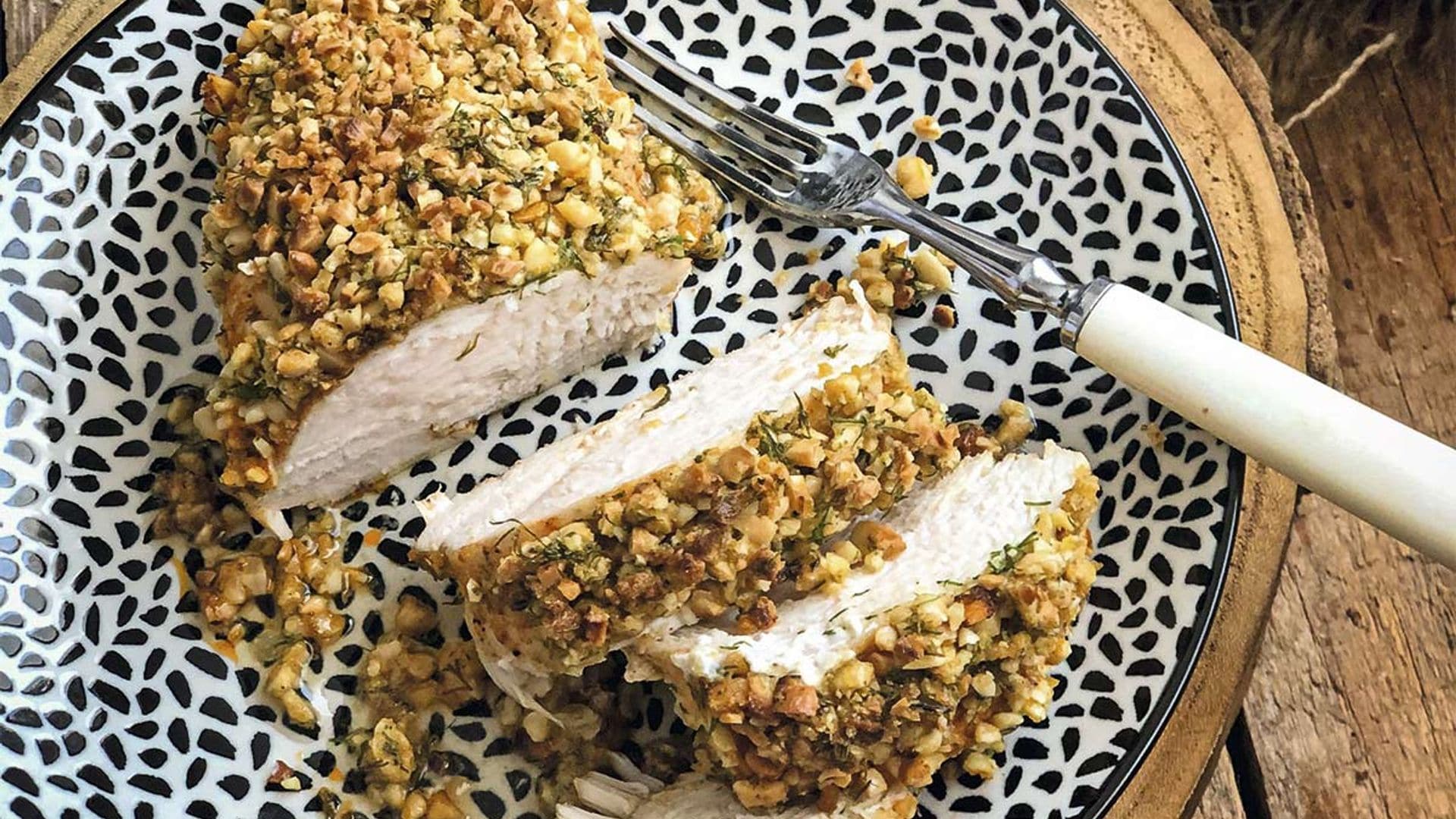 Pechuga de pavo con costra de frutos secos un plato principal de lo más saludable