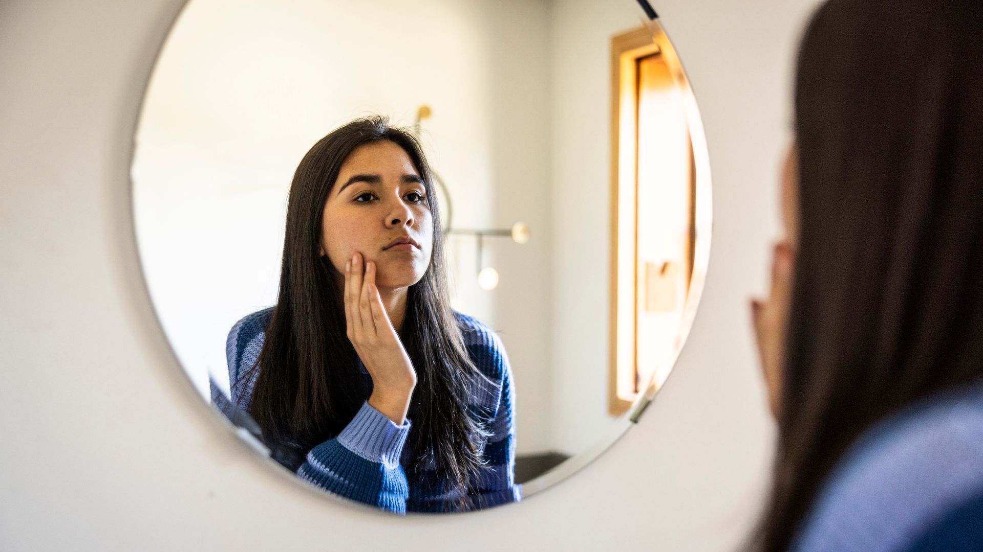 Ana Morales, psicóloga: "Cuando la preocupación por el físico empieza a mandar sobre la vida del adolescente, ya no estamos ante inseguridad normal de la edad"