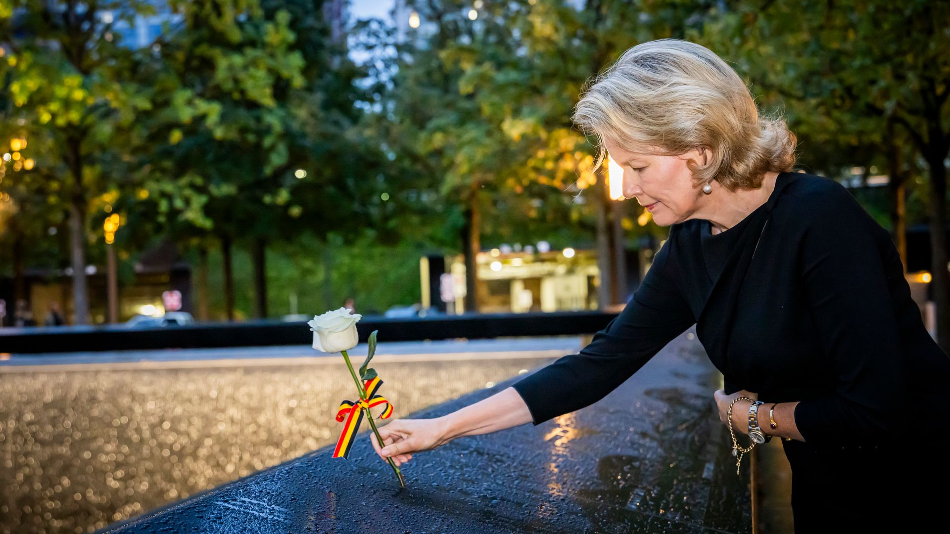 La imagen del día la ha protagonizado Matilde de Bélgica en el memorial del 11-S de Nueva York: sobrecogida en el aniversario