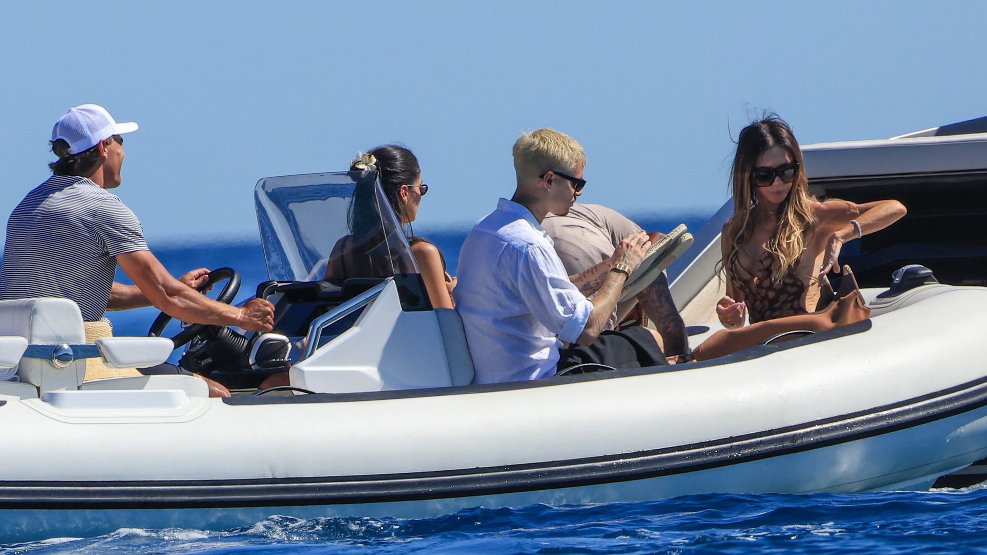 David y Victoria Beckham, las fotos de sus vacaciones de supermillonarios en Ibiza y Formentera, más felices que nunca en España