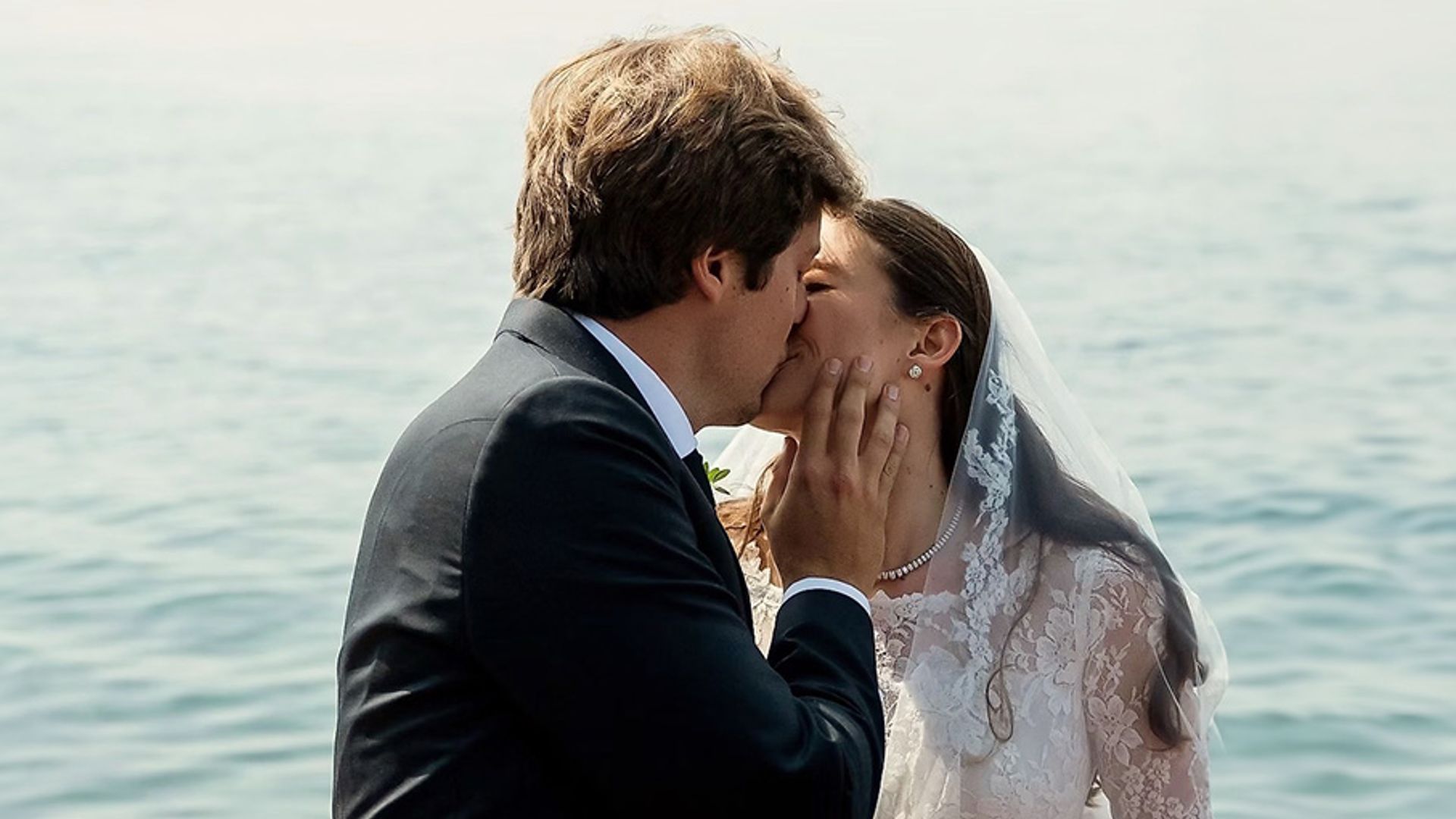 Novia con vestido de encaje: boda en una villa italiana