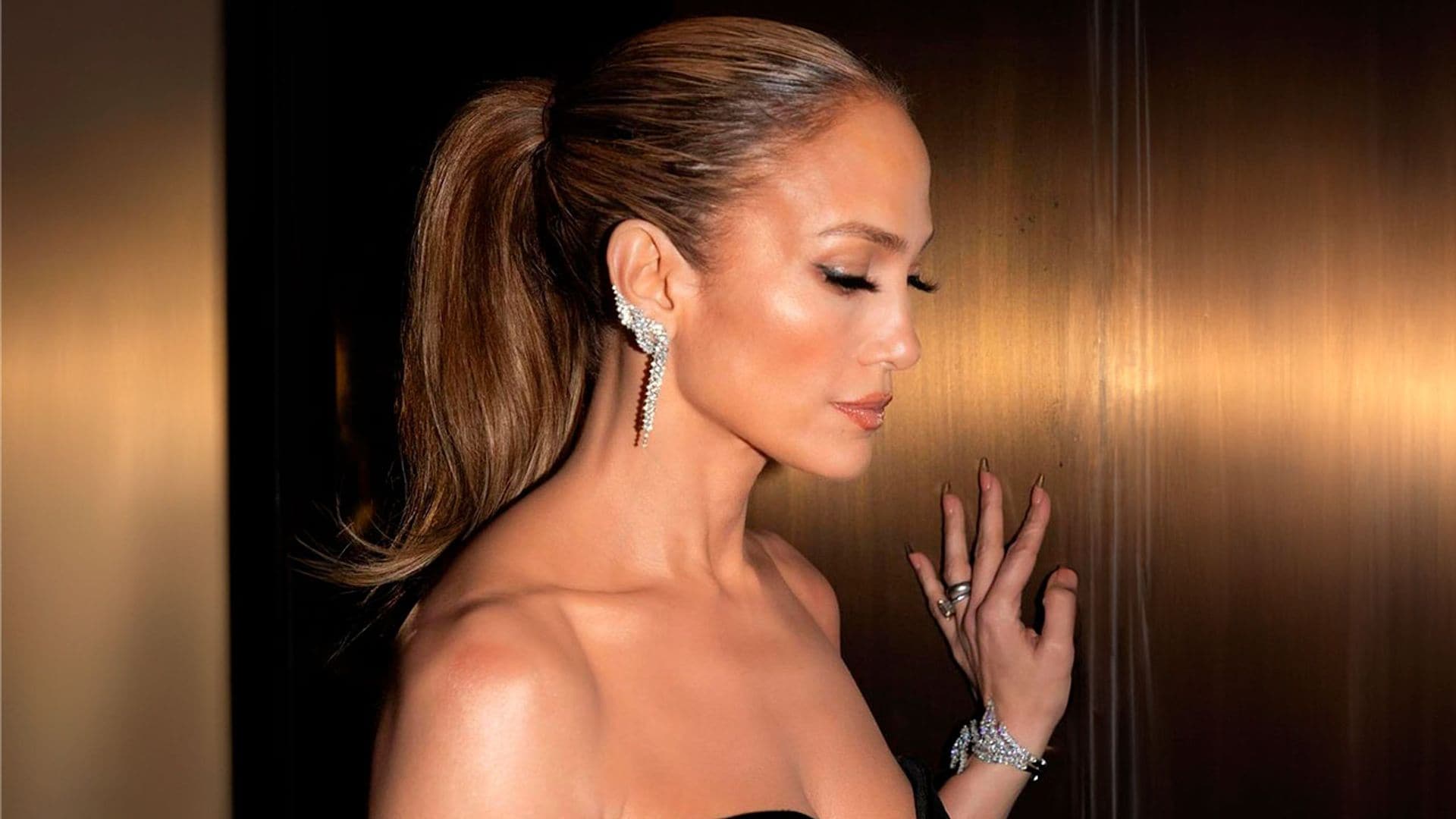 De JLo a Elsa Pataky: 8 versiones fáciles de la coleta, el peinado de invitada que no pasa de moda