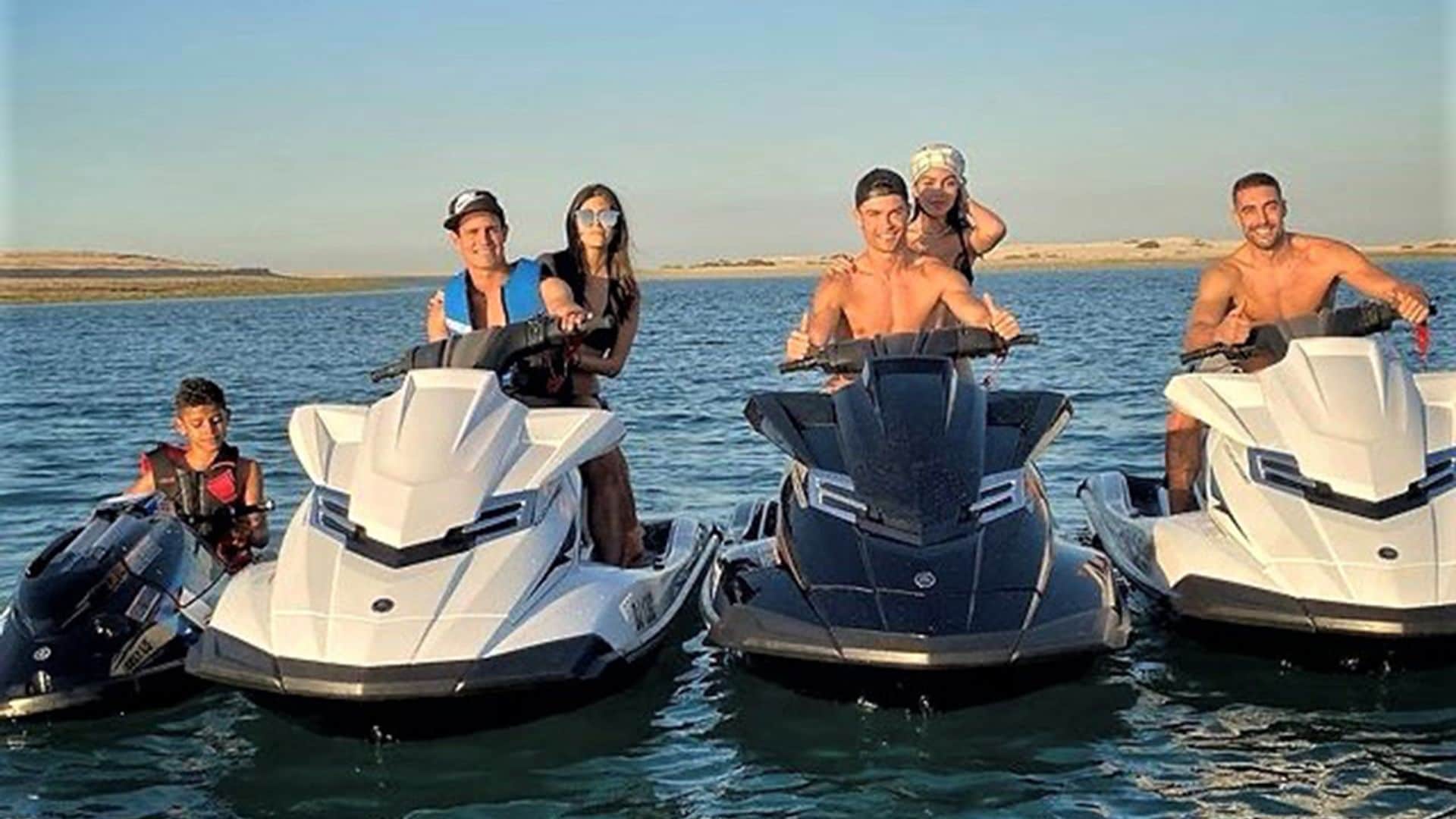 Te contamos quién es el conocido reportero con el que pasan sus vacaciones Cristiano y Georgina