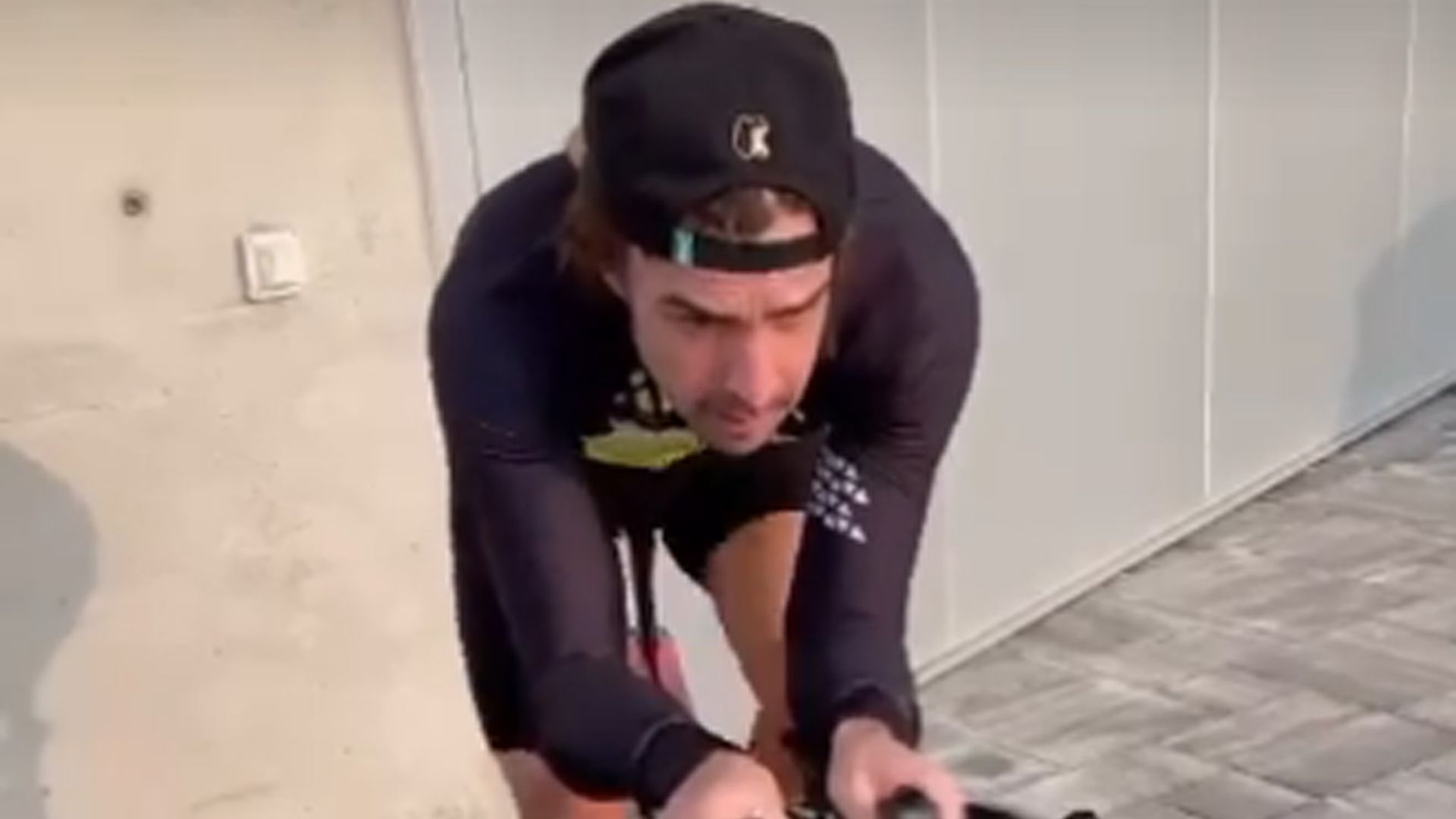 Fernando Alonso vuelve a montar en bicicleta tras su atropello
