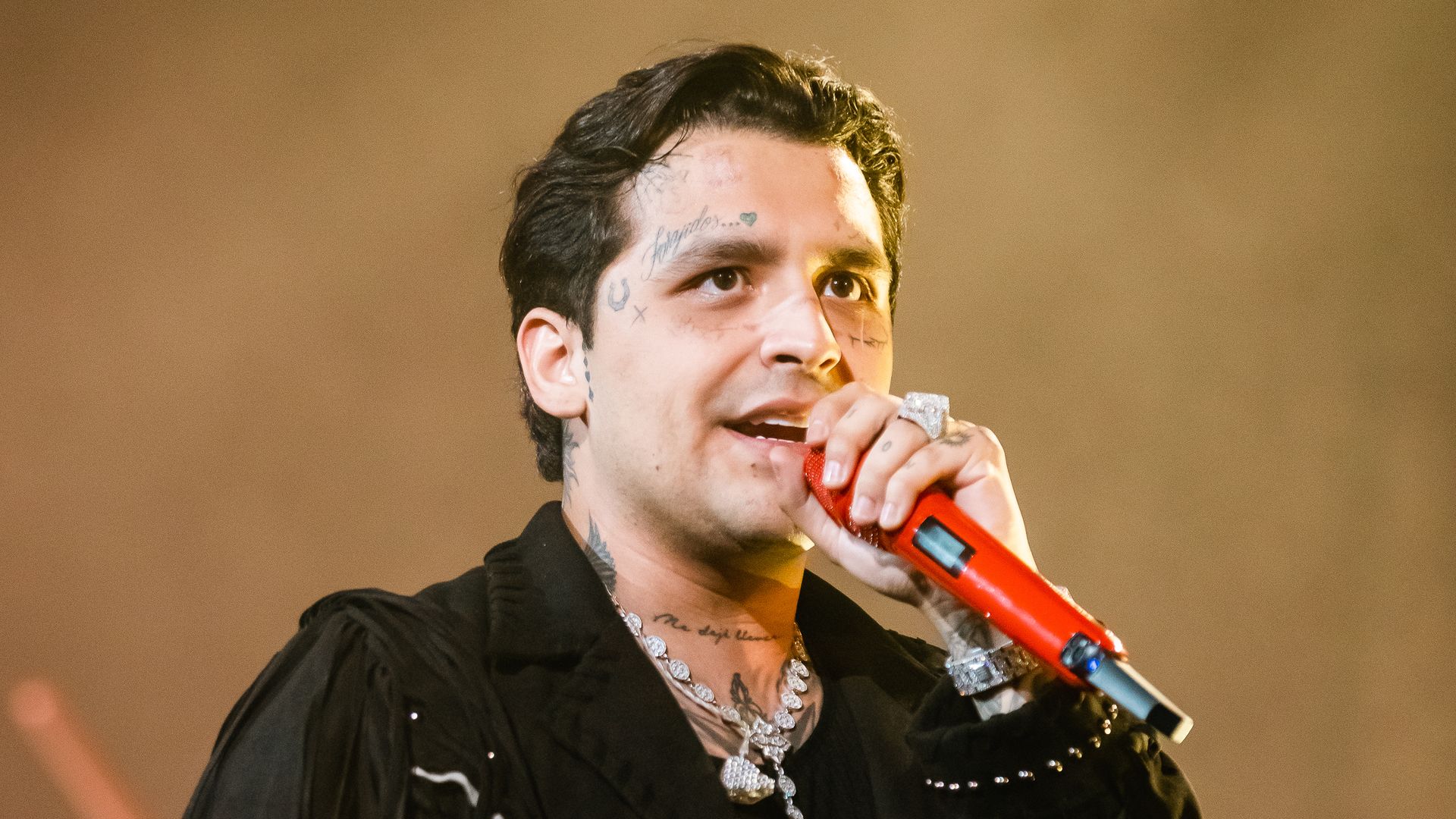 Lejos de Ángela Aguilar, Christian Nodal triunfa en España al compartir escenario con Maná