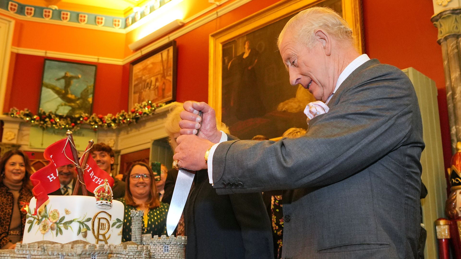 Las fotos más divertidas de Carlos III que no te puedes perder: en metro y sorprendido con un castillo para comérselo