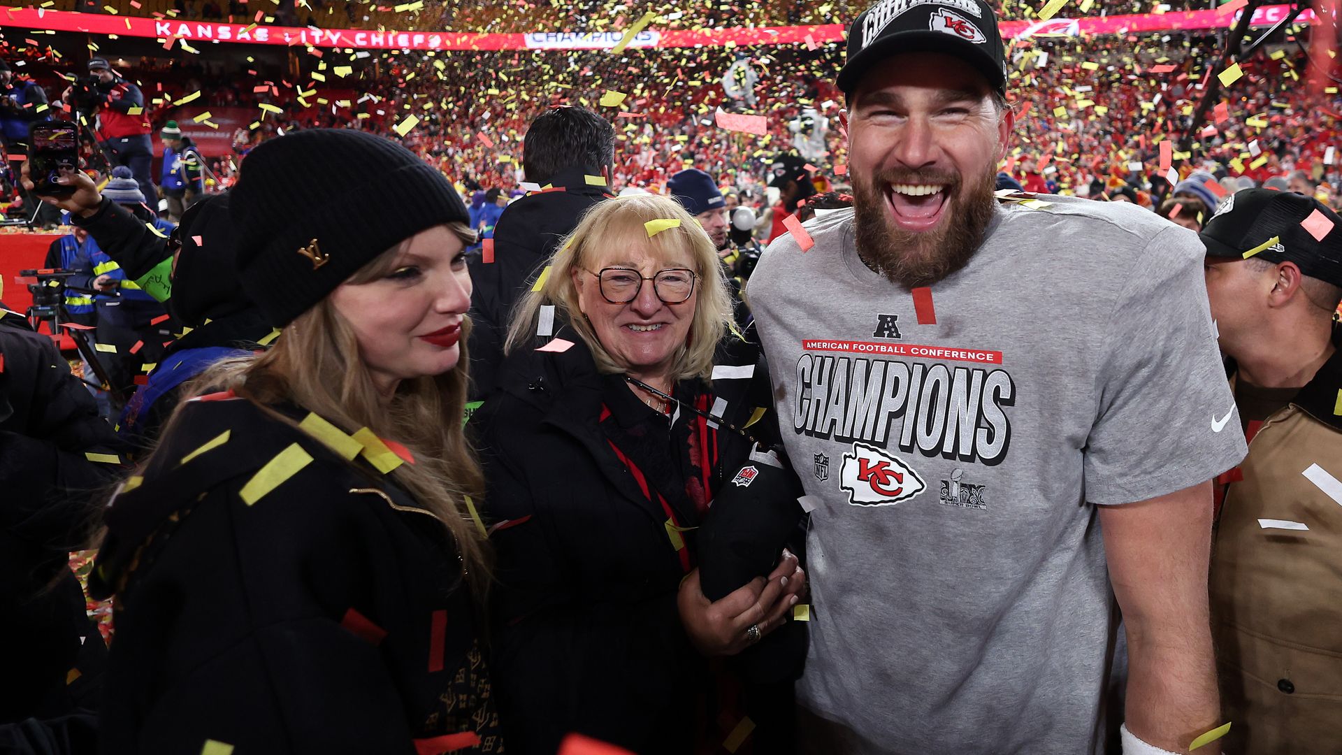 Taylor Swift y Travis Kelce, con la madre de este