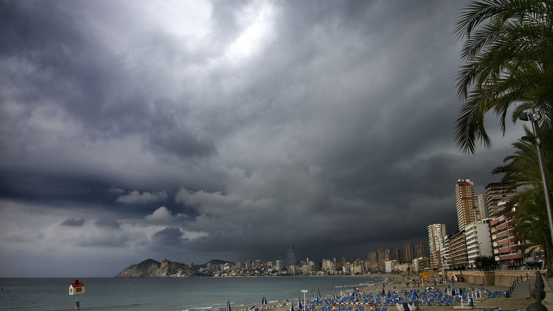 Día de tormenta con los cielos muy negros, Benidorm