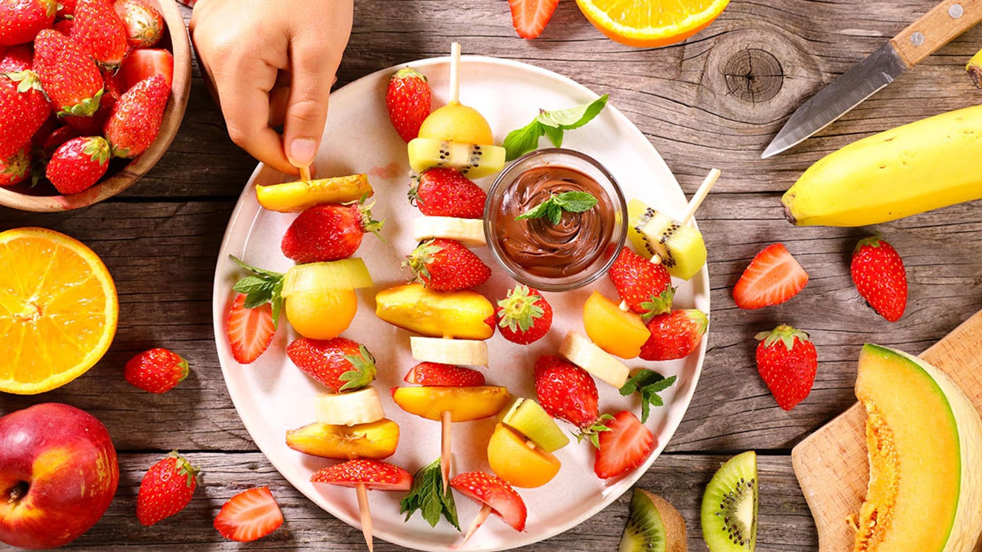 Brochetas de fruta con crema de cacao a la naranja