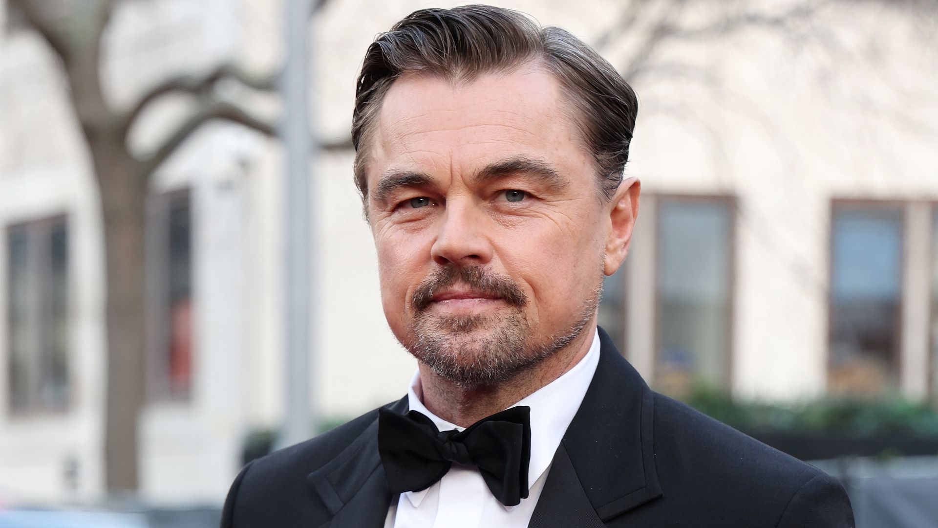 Leonardo DiCaprio llegando a los premios BAFTA