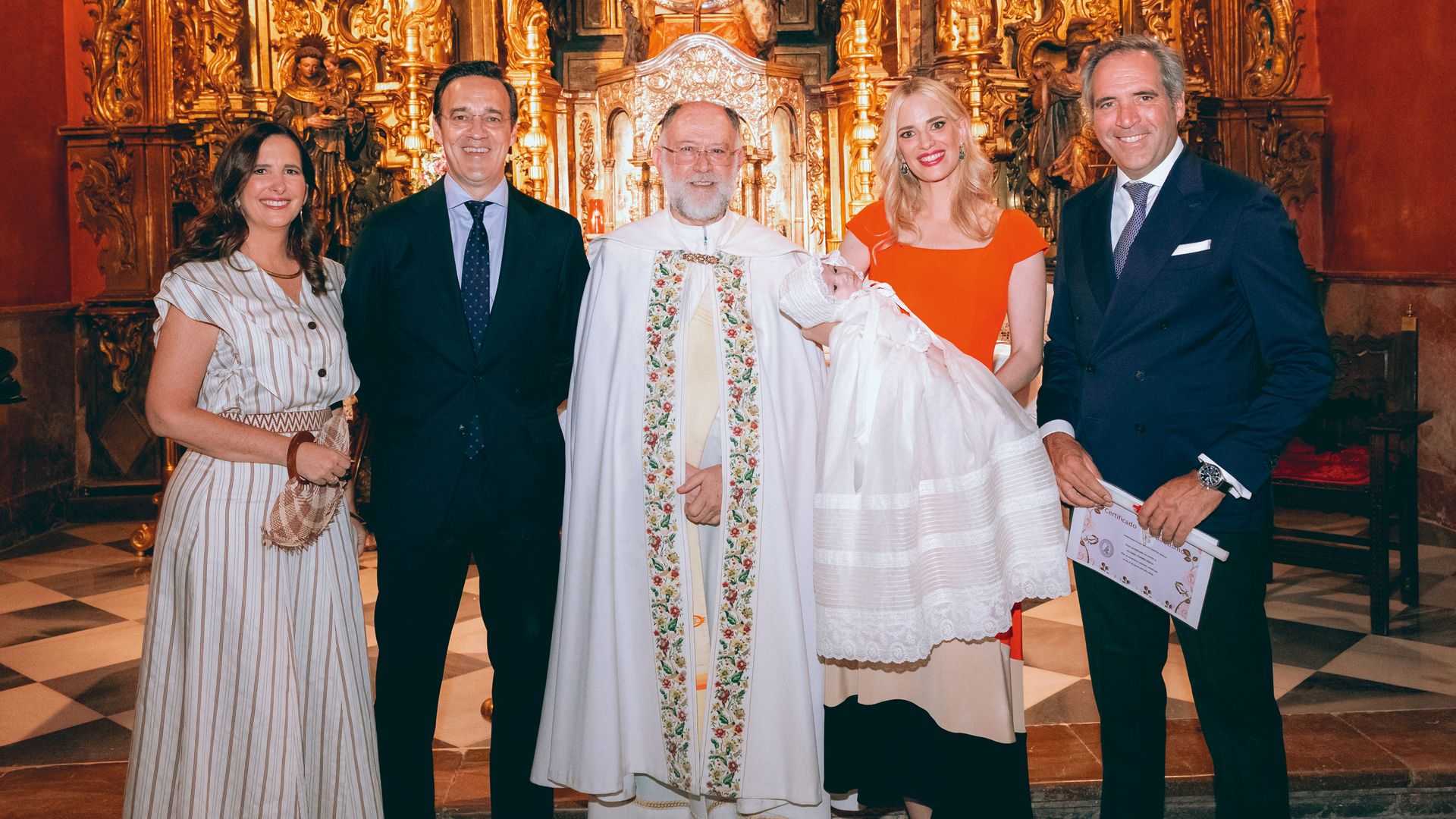 El matrimonio, con su hijo pequeño, posando con los padrinos y don Alberto, el párroco, durante la ceremonia del bautizo del pequeño Álvaro