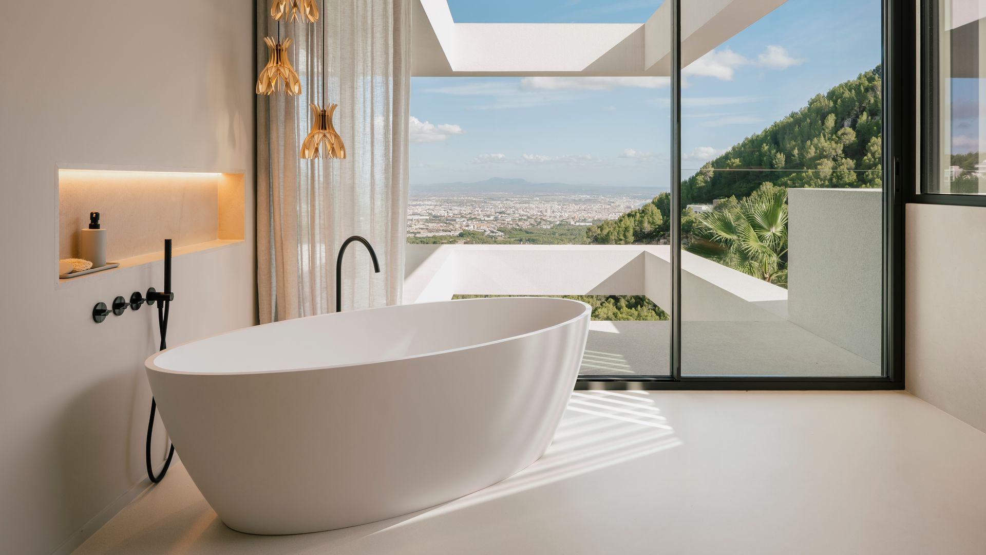 Bañera junto a ventanal