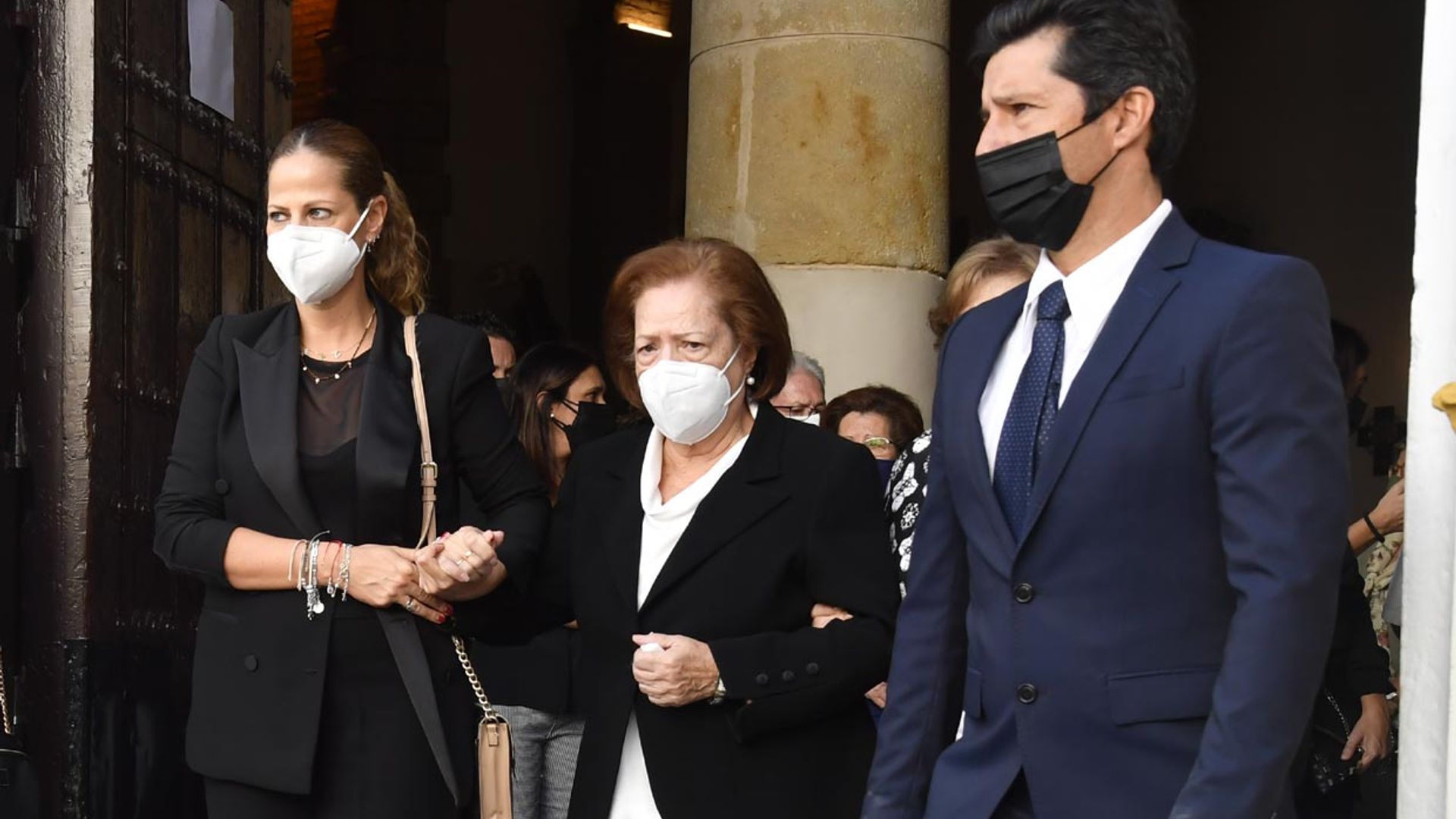 Pastora Soler da el último adiós a su padre acompañada de familiares y amigos como Toñi Moreno