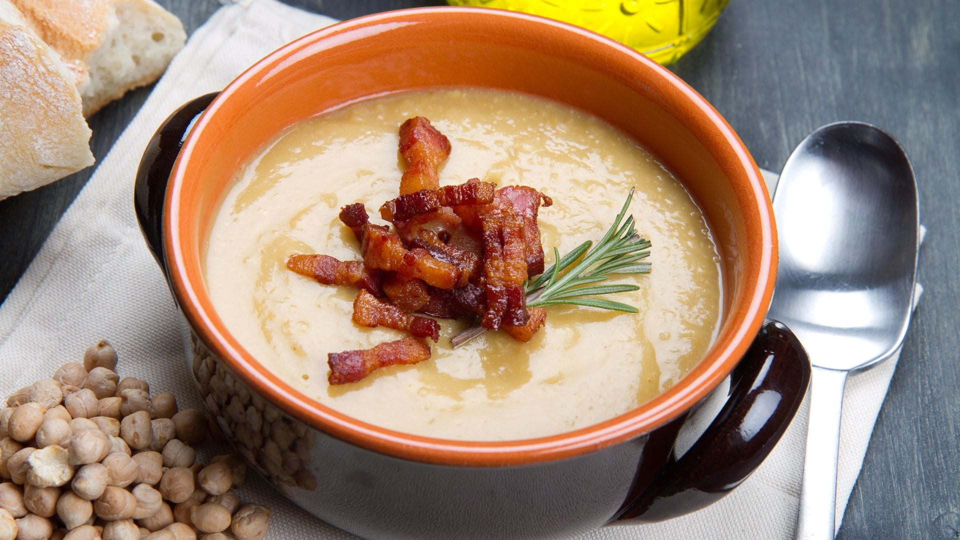 Crema de garbanzos con beicon