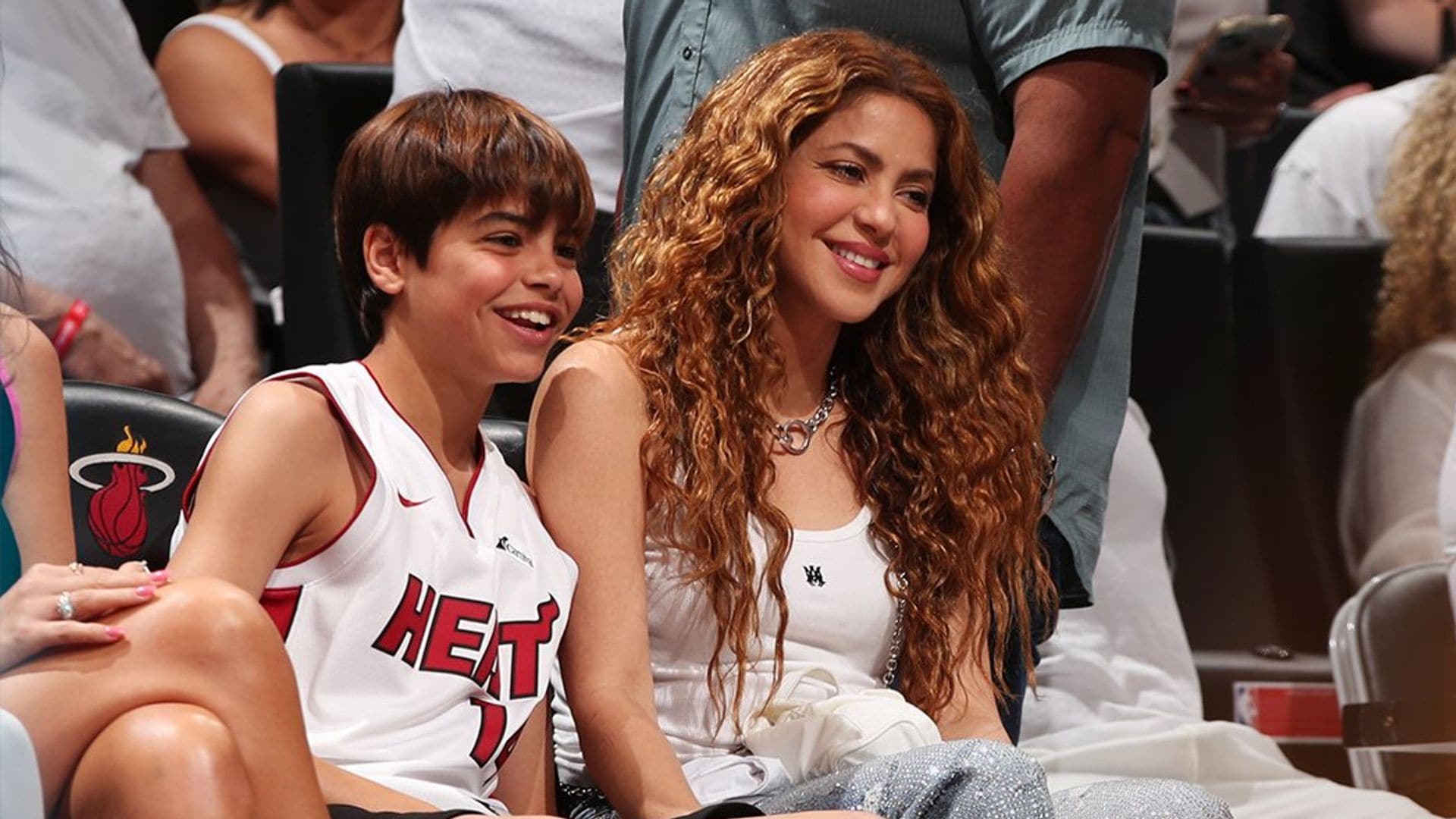 Shakira reaparece feliz junto a su hijo Milan en un partido de los playoffs de la NBA