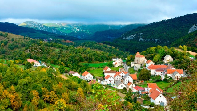 Pueblo de Abaurrea Baja en el valle de Aezkoa en otoño, Navarra
