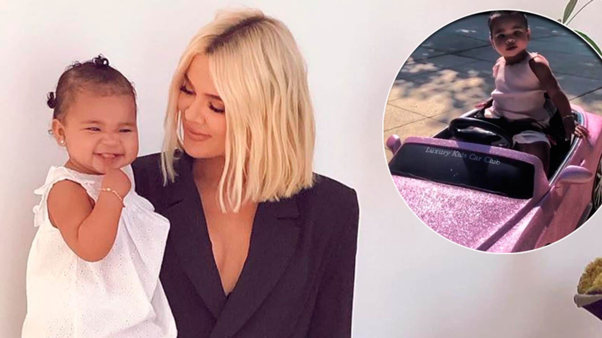 Khloé Kardashian enfrenta las críticas por regalar a su hija un mini Bentley de juguete