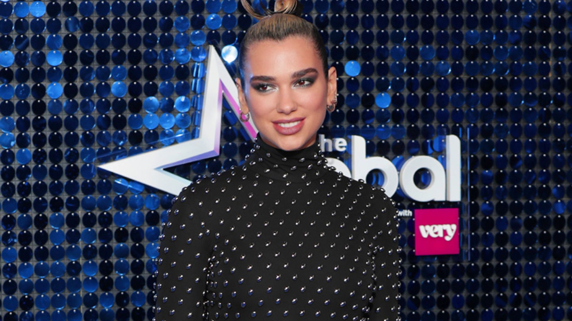 Dua Lipa se marca un 'Angelina' con su vestido de falsos lunares