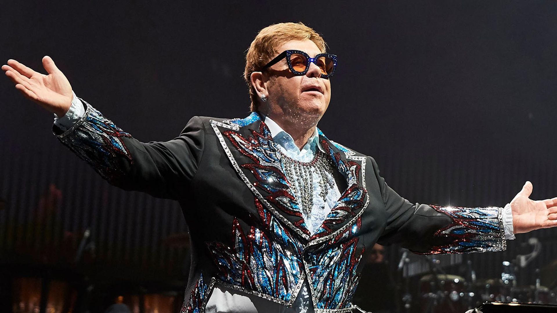 Un piano de cola, mucho 'glitter' y estrafalarias gafas de sol. Elton John  cumple años