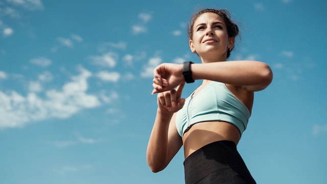 mujer ejercicio reloj