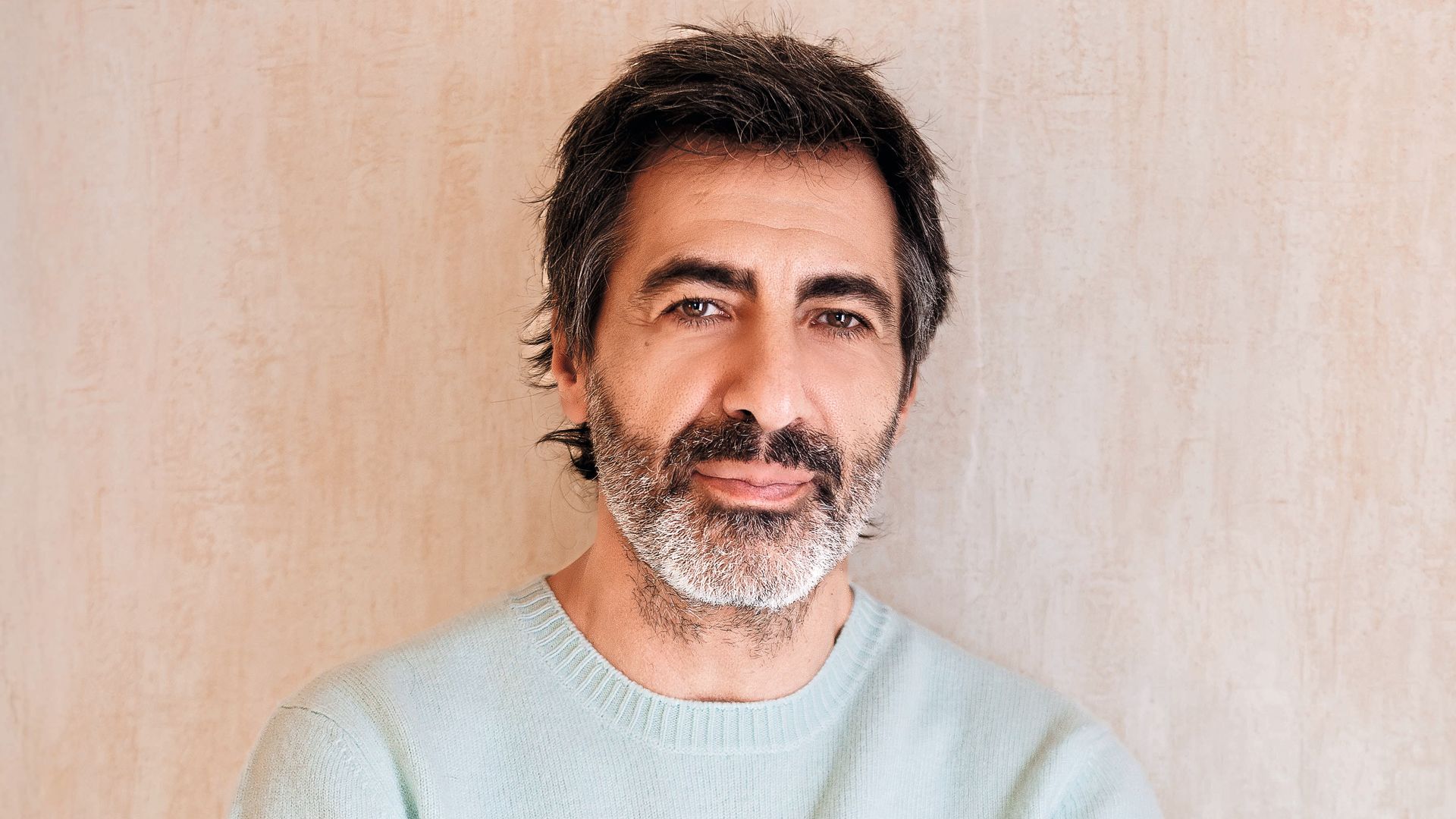 Juan del Val con sudadera blanca y brazos cruzados