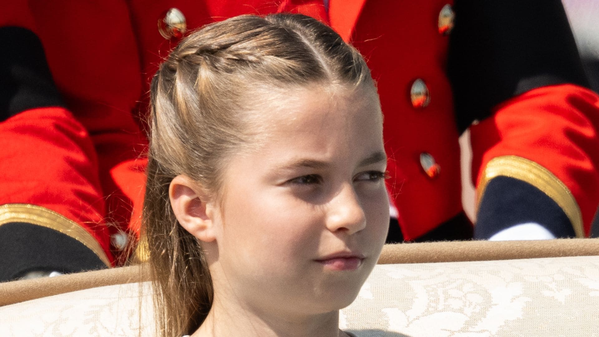 Los gestos de la princesa Charlotte durante el desfile: una reverencia y el mensaje de su madre