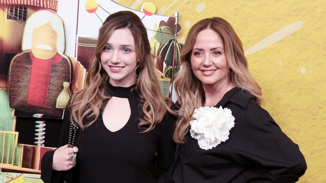 Andrea Legarreta y Nina Rubín en la premier de 'Chespirito, sin querer queriendo'.