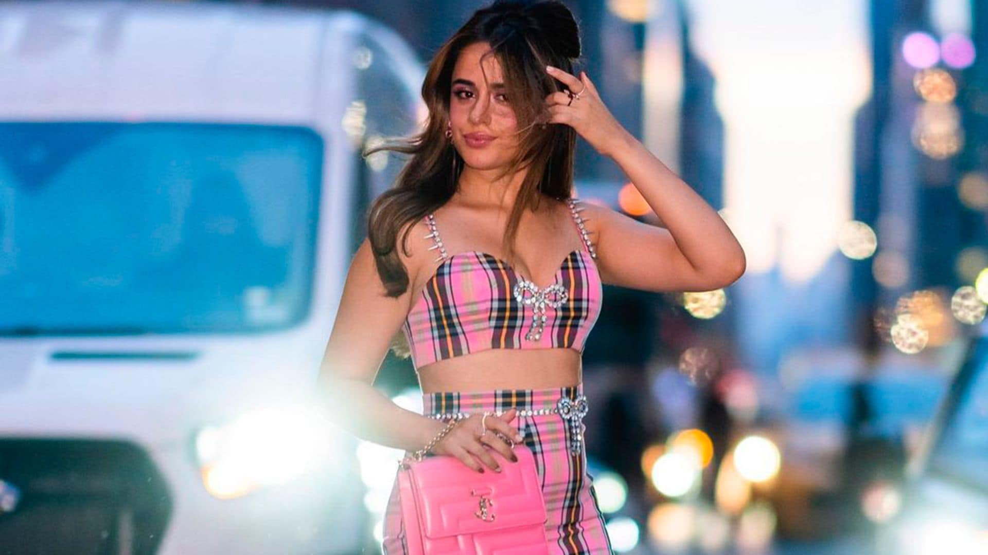 El doble estilismo de cuadros con el que Camila Cabello se suma a la tendencia 'Barbiecore'