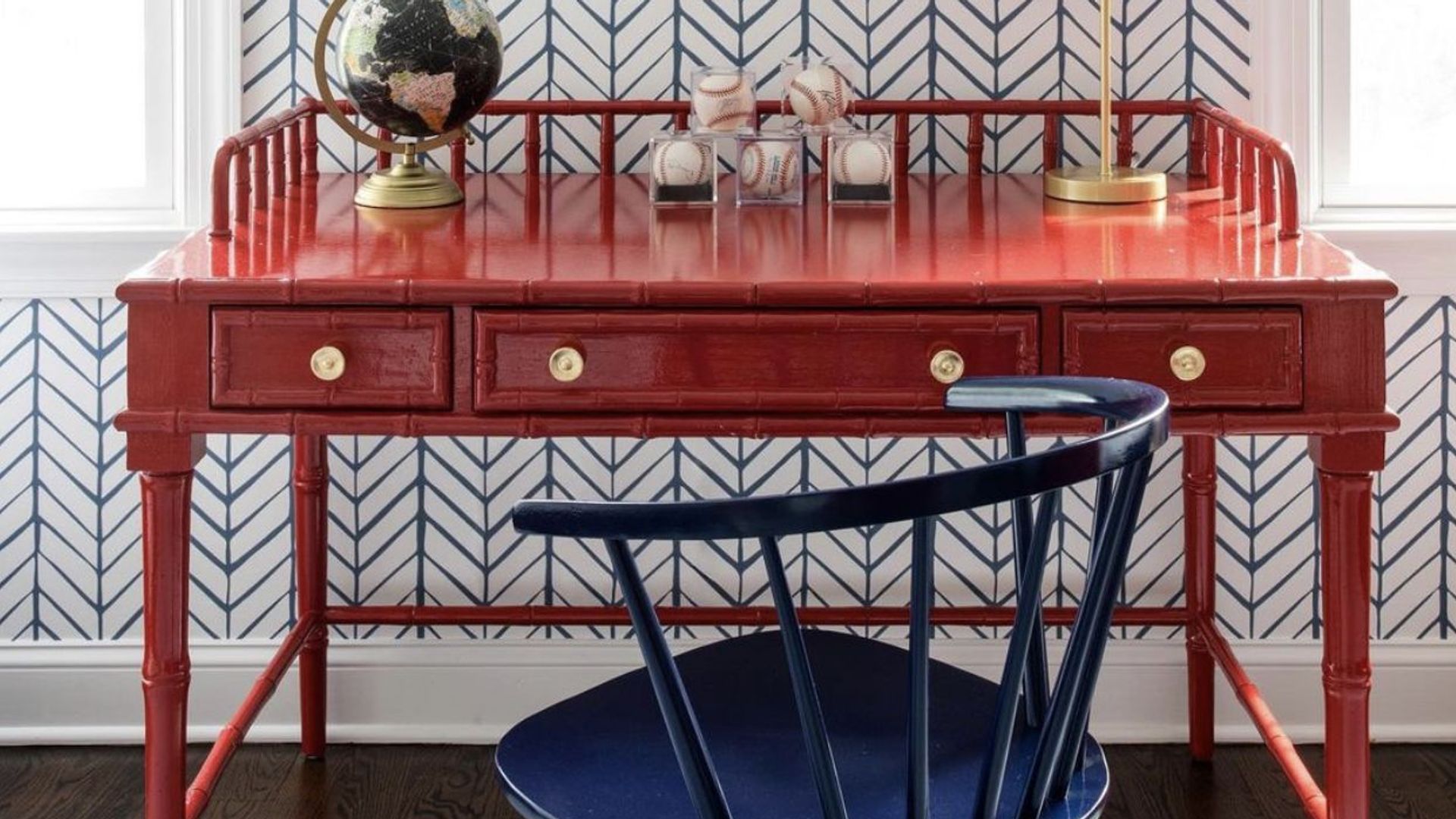Zona de estudio con muebles de colores