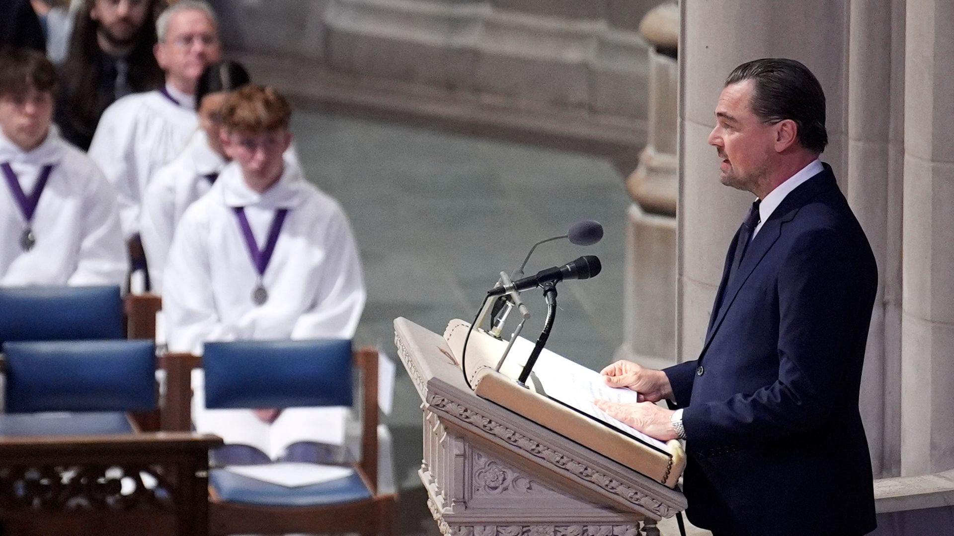Leonardo DiCaprio pronuncia un discurso en el funeral de Jane Godall en la Catedral de Washington el 12 de noviembre de 2025
