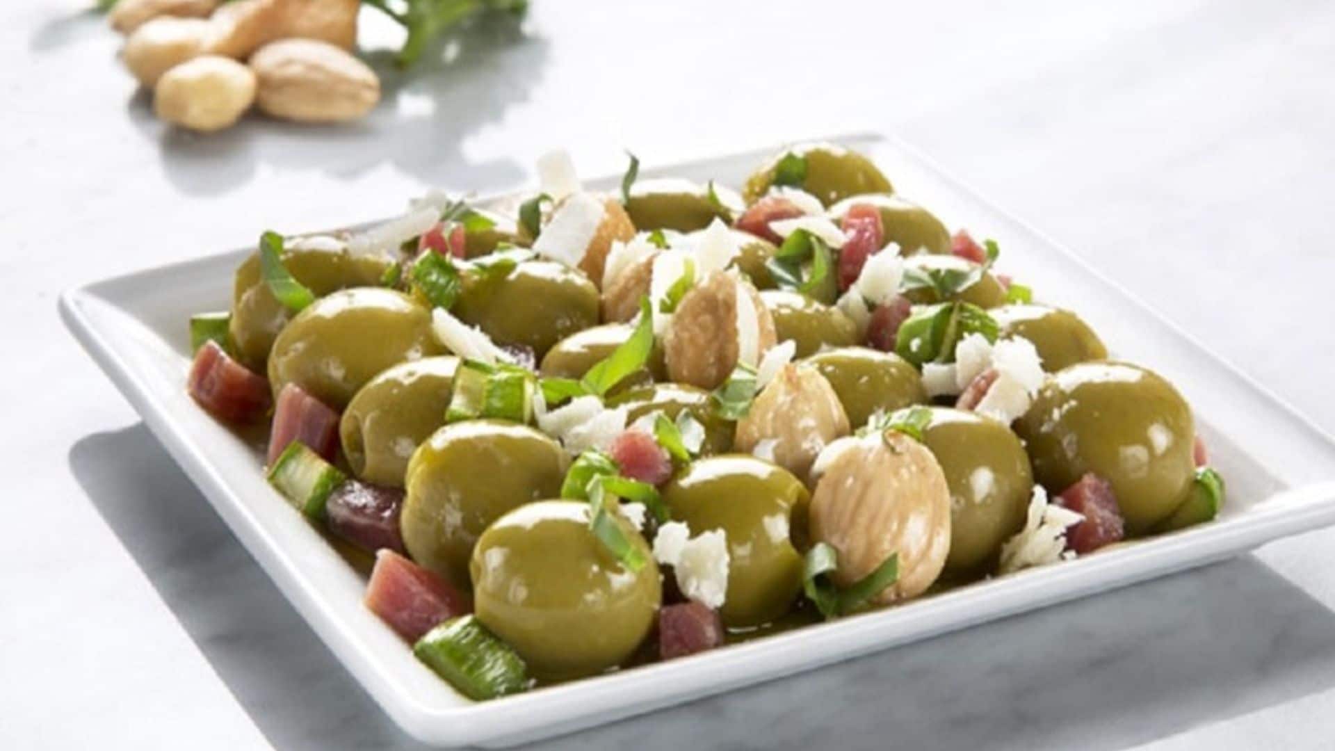 Aceitunas con espárragos y almendras tostadas