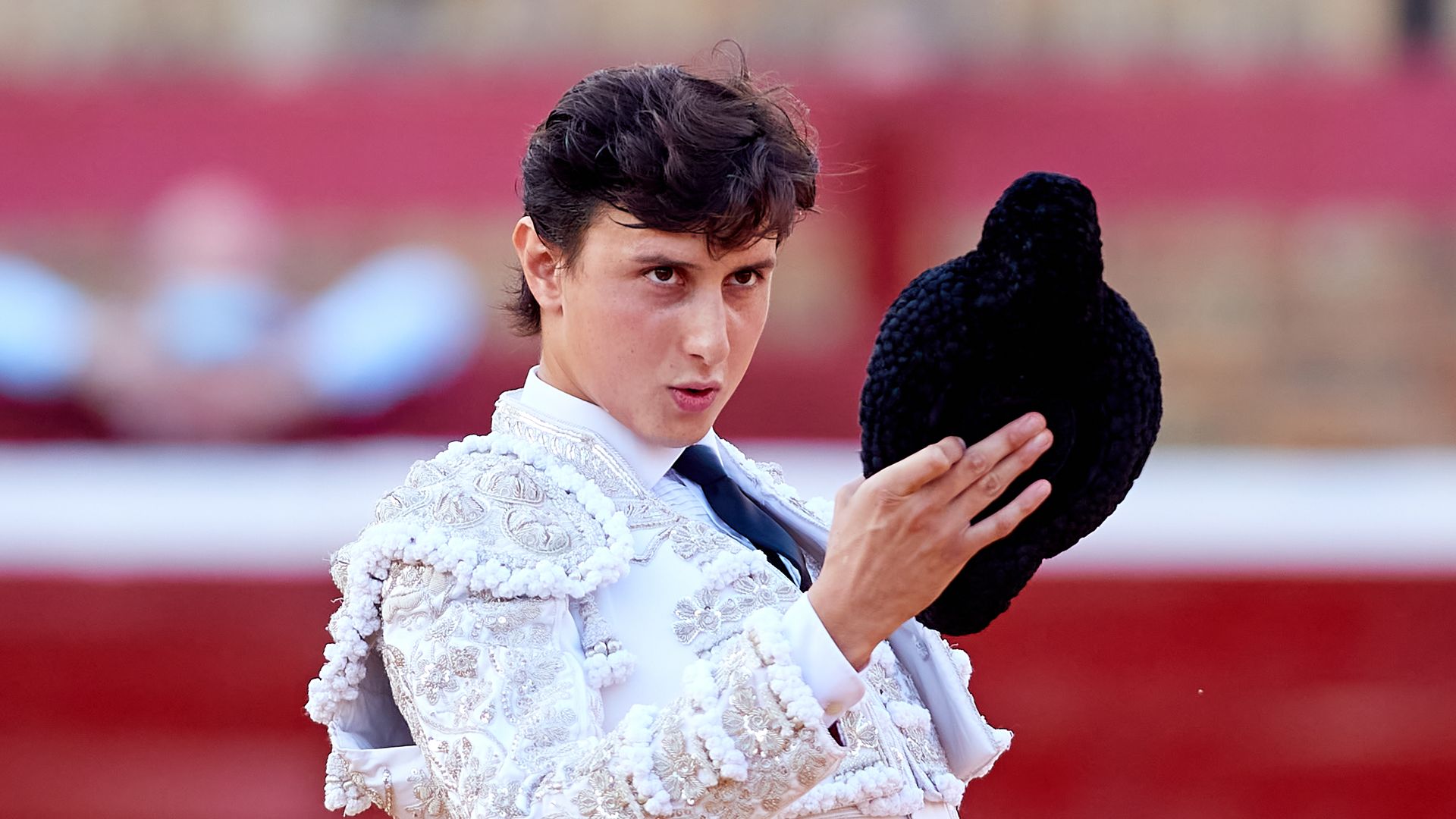 ¿Rosalía y Roca Rey, vecinos? El torero se ha mudado al paseo más caro de Madrid, donde la cantante también busca casa