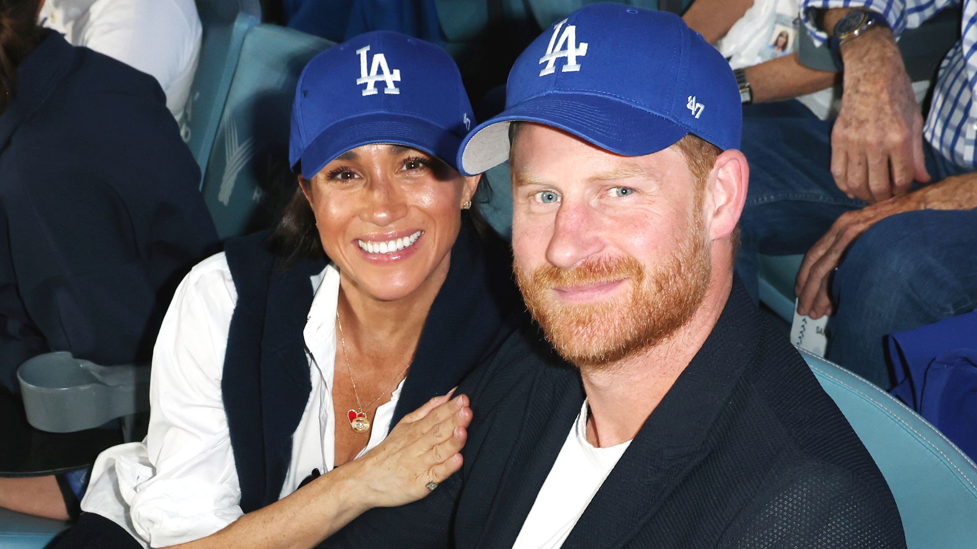 El príncipe Harry y Meghan Markle viendo el partido de la Serie Mundial de los Dodgers en Los Ángeles el 28 de octubre de 2025