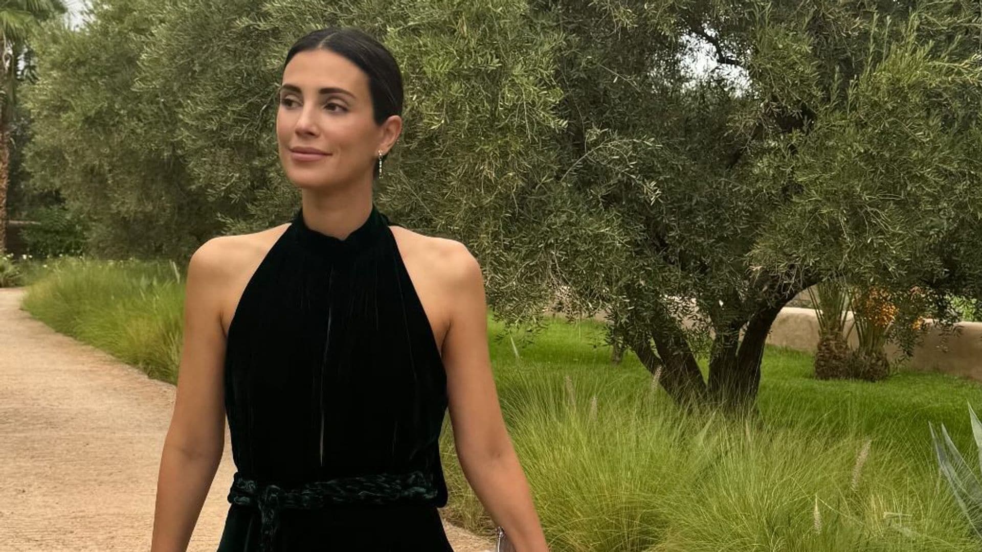El vestido de terciopelo de Sassa de Osma para ir de boda y su ruta de moda en Marruecos