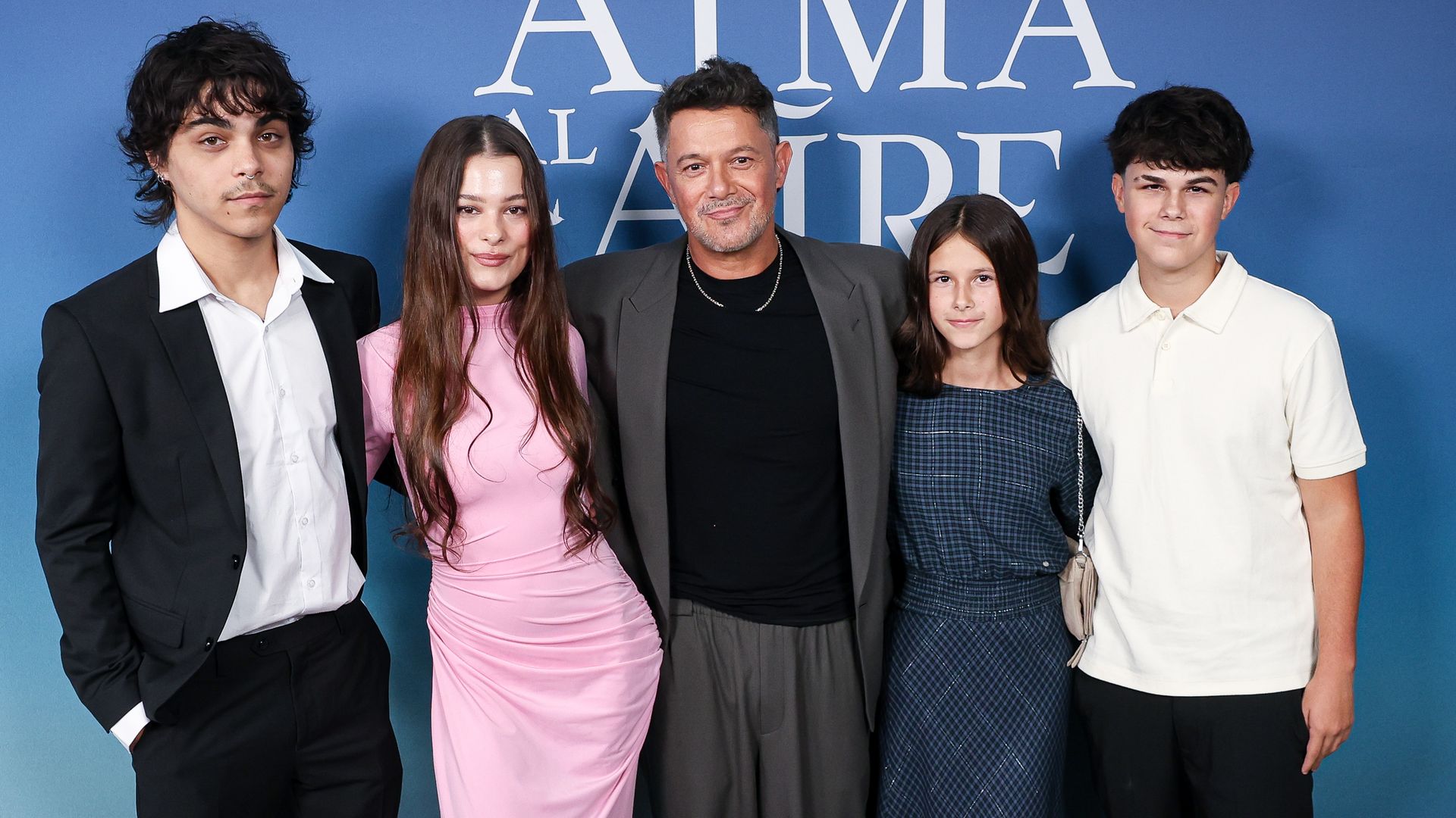 Alexander Sánchez Rivera, Manuela Sánchez Michel (Manuela Sanz), Alejandro Sanz, Alma Sánchez Perera y Dylan Sánchez Perera en el estreno de 'El alma Al Aire' en el Teatro Ocaso Coliseum el 30 de septiembre de 2026, en Madrid, España. 