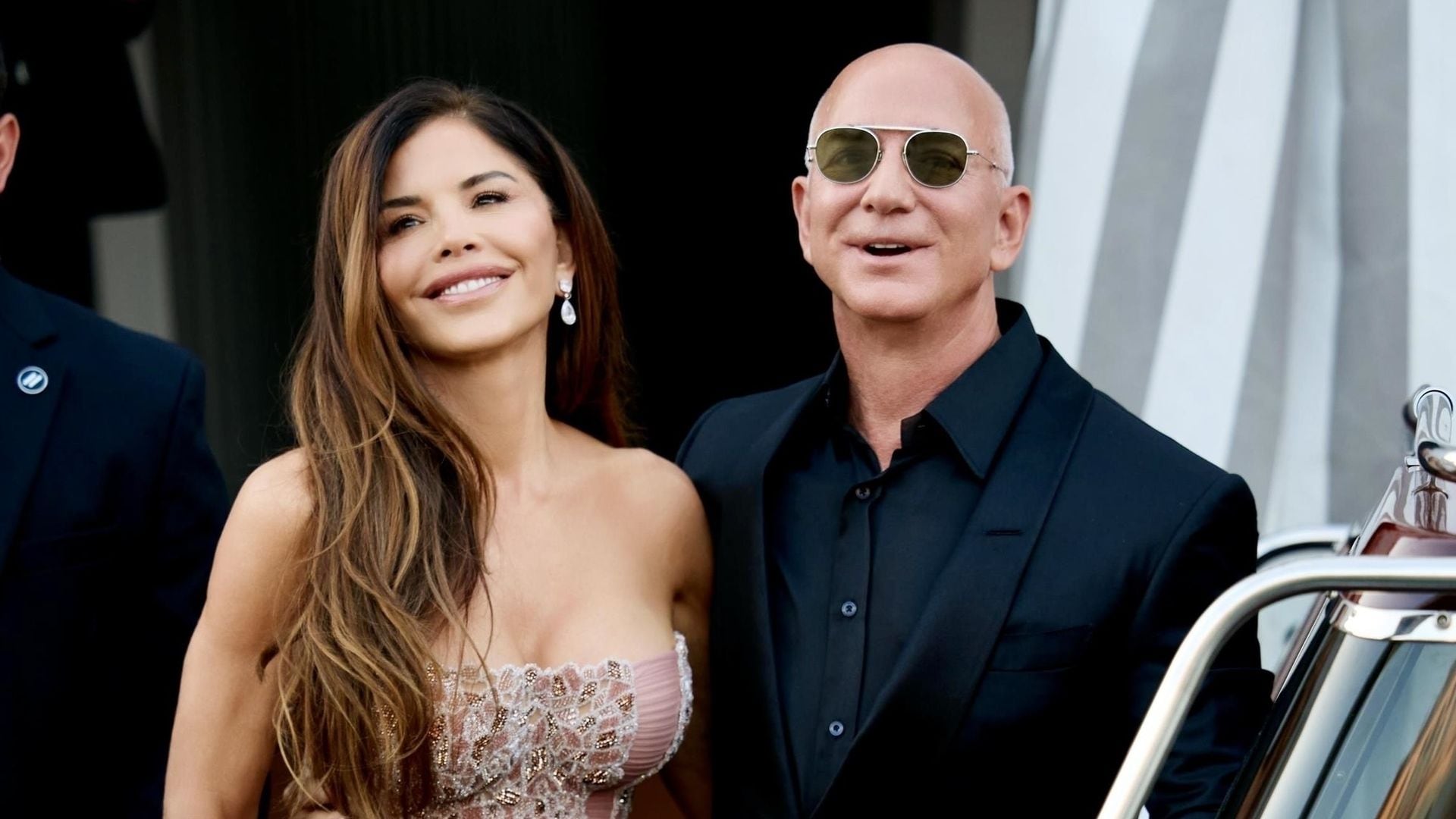 El secreto que esconde el último look de Lauren Sánchez: un vestido vintage y un bolso de pedrería con mensaje