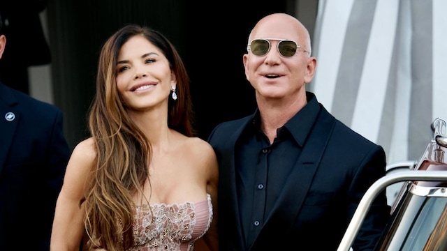 Jeff Bezos y Lauren Sanchez con vestido de Versace en Venecia