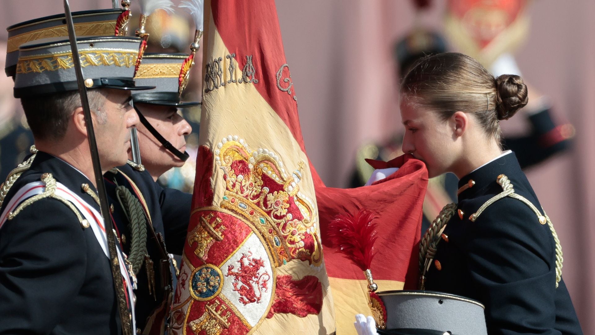 Así fue la jura de bandera de la princesa Leonor, hace dos años: presidida por sus padres y con uniforme de gala