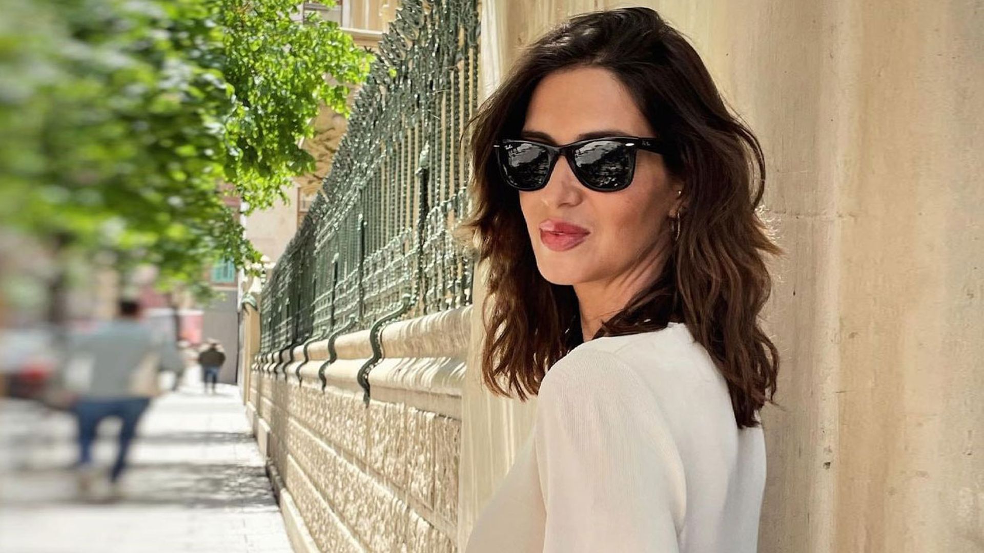 El superventas de Sara Carbonero y otros vestidos camiseros que encajan con alpargatas y zapatillas