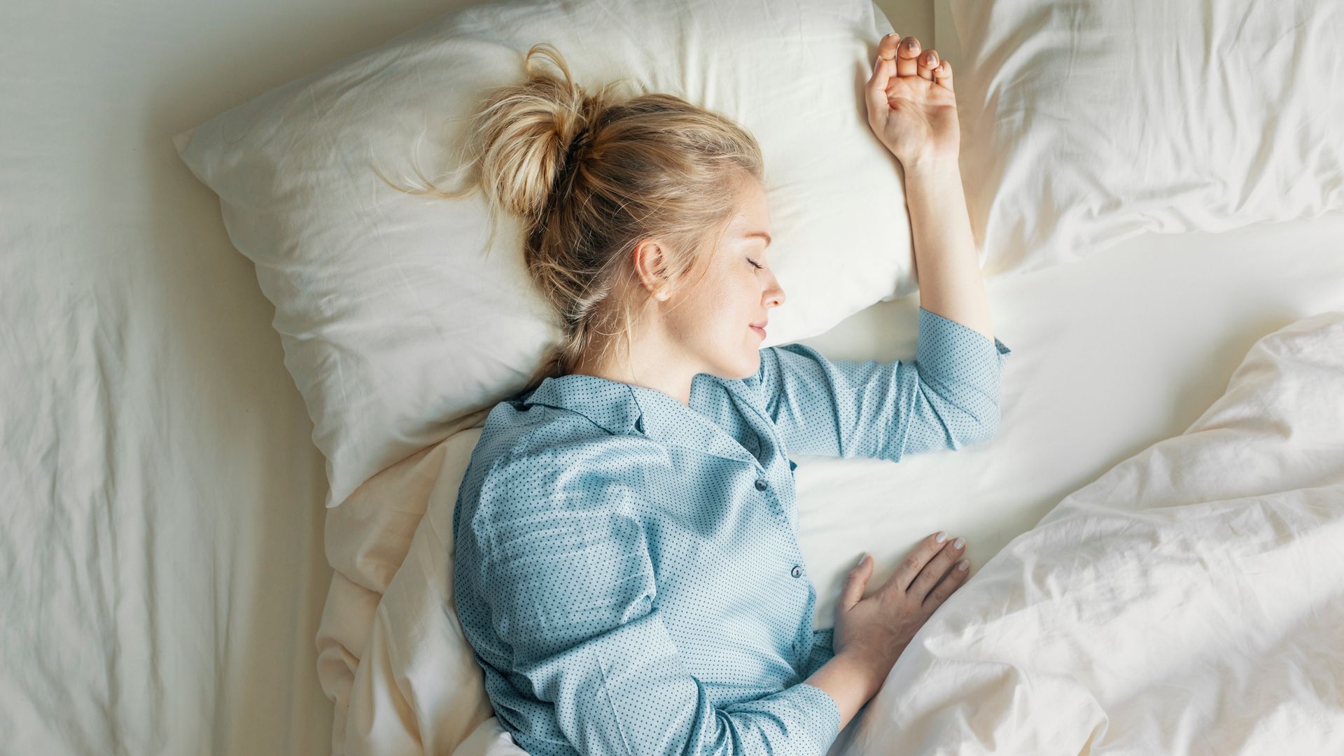 Mujer rubia durmiendo de lado