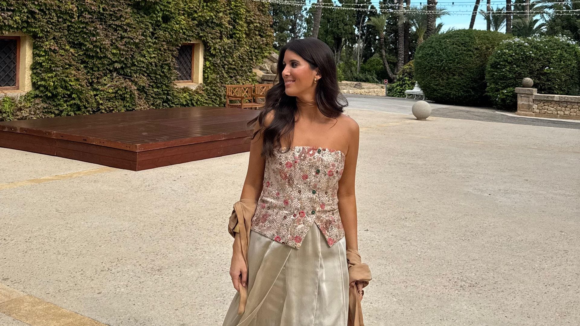 La invitada más elegante de esta boda en Jávea eligió un corsé joya y falda de volantes