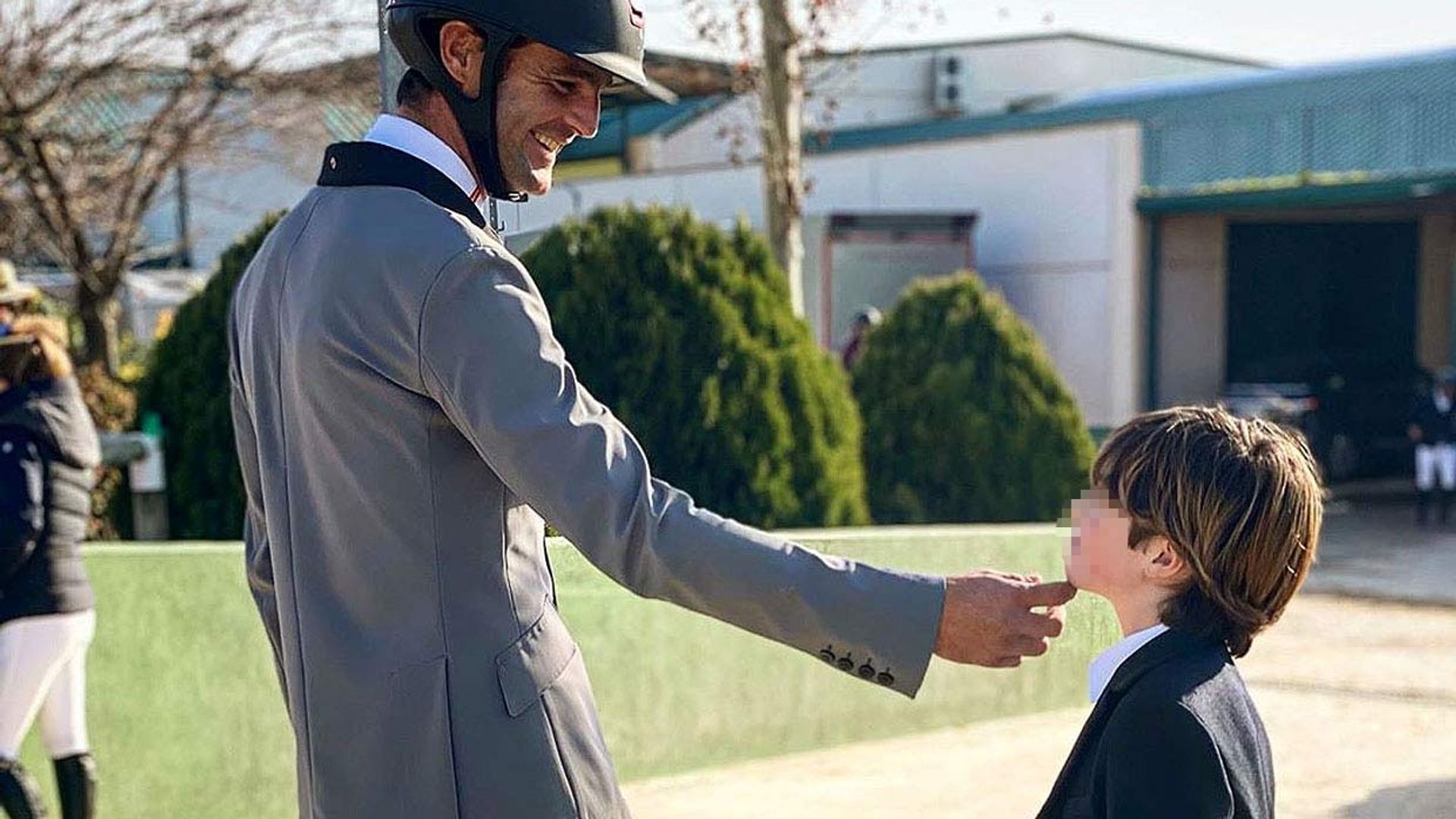 Amelia Bono presume del debut de su hijo Manu en un concurso hípico junto a su mejor mentor