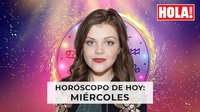 Georgie Henley con la rueda del zodiaco detrás.
